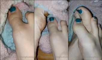 longfootlola 05 05 2022 2444783740 My gigantic feet are stretching out these bunny slippers. My toes love playing with the so (longfootlola)