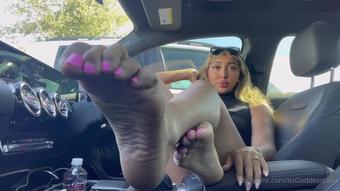 itsgoddesslana 01 09 2022 2583632262 you think i didn t know about your foot fetish let me tease you in the car  (itsgoddesslana)