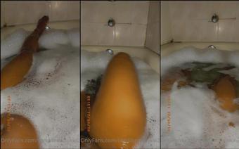 candibrownskin23 19 01 2021 2012142747 Bath with some good music (candibrownskin23)