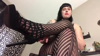 tessaruby 25 09 2020 945782037 You get to spend friday night at my feet. Such a lucky fuck. (tessaruby)