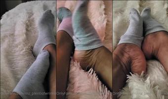 mz_plentiofwrinkles 10 05 2021 2105272590 I need help taking my footies off. Will you help me and massage my soles (mz_plentiofwrinkles)