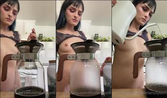 littlehollybeth 22 10 2020 1122145869 are you a coffee or a tea person  im both  but if i HAD to choose, coffee for sure (littlehollybeth)