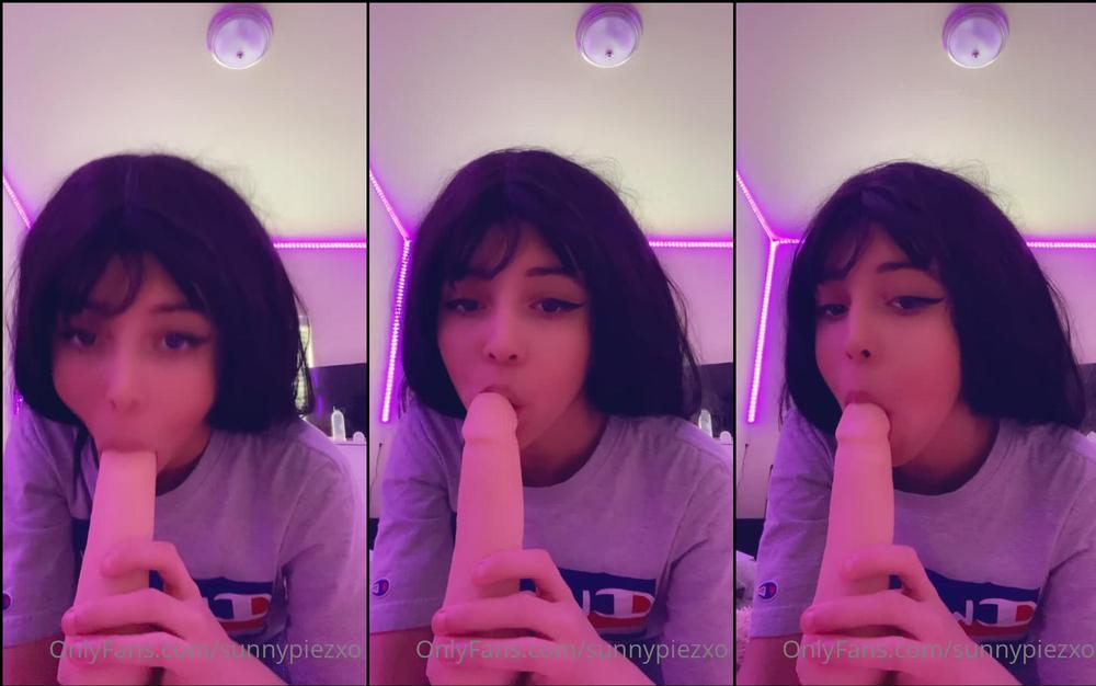 sunnypiezxo 23 07 2022 2532918453 Sucking a dildo