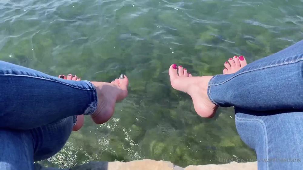 sweetfeetfans 12 09 2020 881727156 Me on the right and champagnesoles on the left 