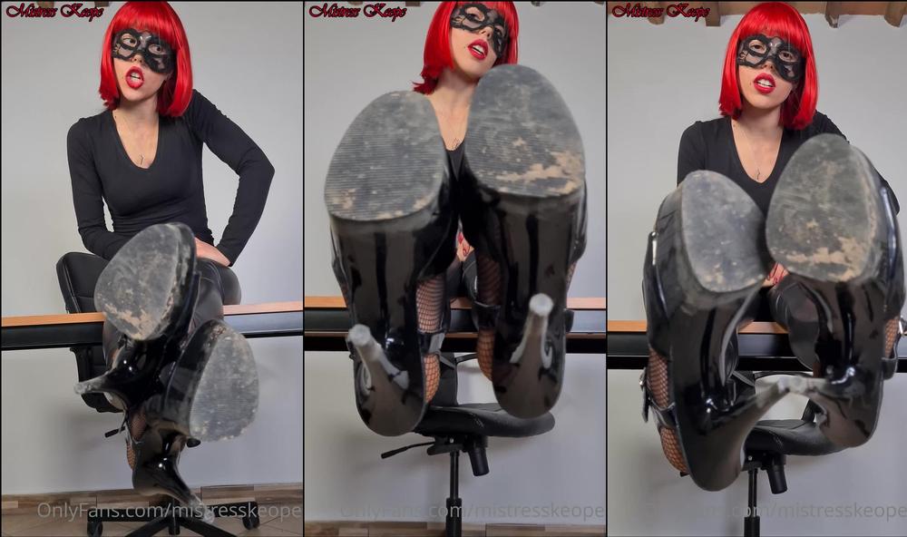 mistresskeope 24 12 2021 2259331185 Hai visto come sono sporchi i miei sandali E sai già cosa devi fare vero In ginocchio s