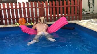 Summer thoughts in January - January 01, 2022 (HugeBoobsErin)