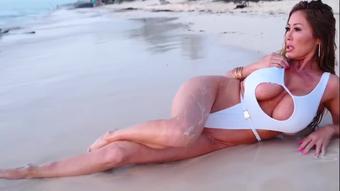 kiannadior 2508199 video come roll around the sand with me i don t care if anyone sees...  (kiannadior)