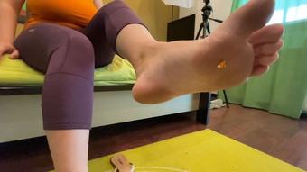 Giantess cru*hes tiny humans - April 23, 2021 (HugeBoobsErin)
