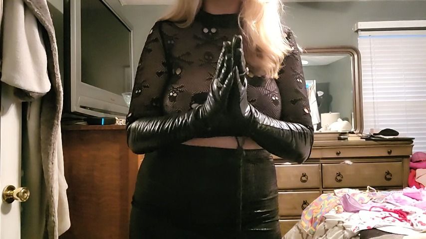 Gloved Goddess shrinks you with potion - April 08, 2022