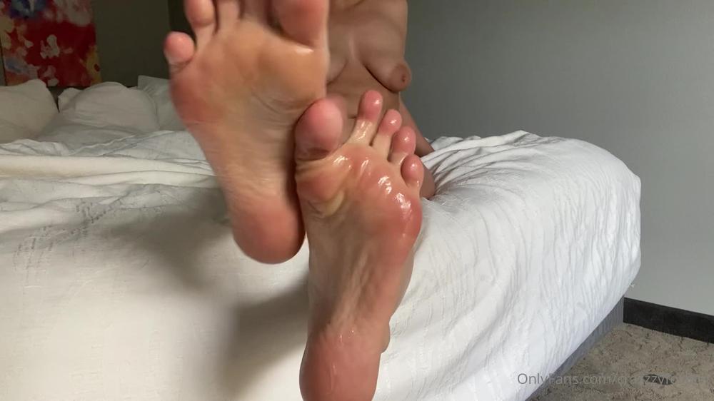 crazzzyforfeet 15 06 2021 2137256307 oily soles joi with white toes 