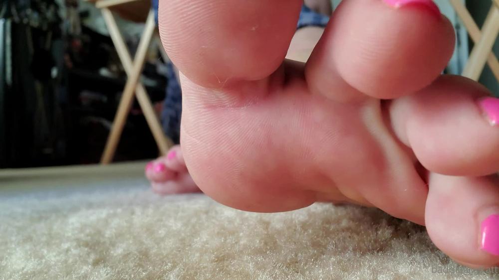baddkittyykatt 19 12 2021 2306103785 Second part to my sock removal... i love looking at my soft soles...what do you they smell